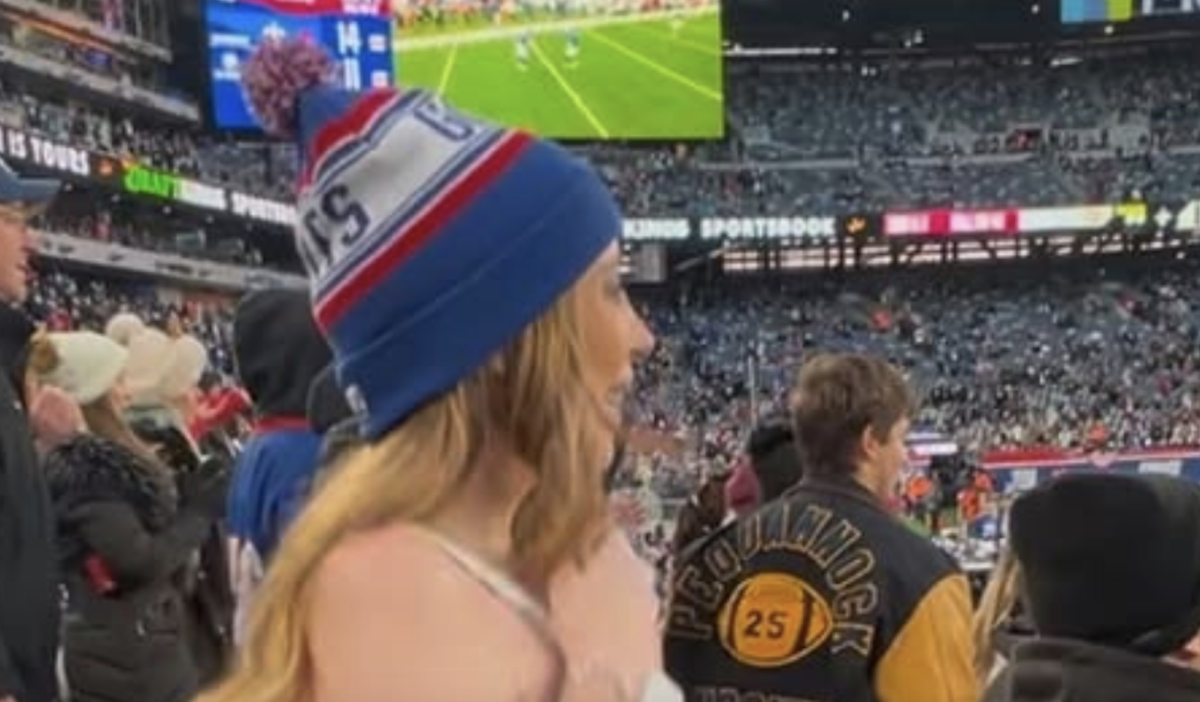 Model Flashes At Nfl Game And Claims Giants Player Paid Her To Distract Model Flashes At Nfl Game And Claims Giants Player Paid Her To Distract
